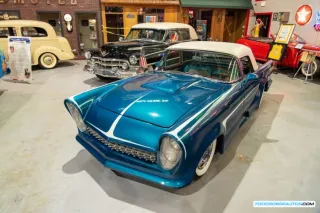 Otra vista del Ford Thunderbird Custom 1956, mostrando detalles de su diseño.