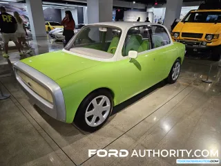 Detalle de las luces delanteras y traseras del Ford 021C Concept.