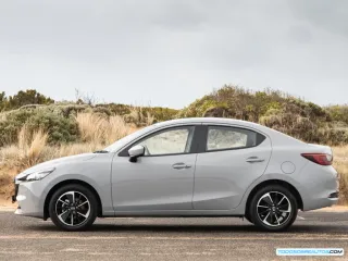 Mazda2 Sedán 2025 Blanco En La Vía