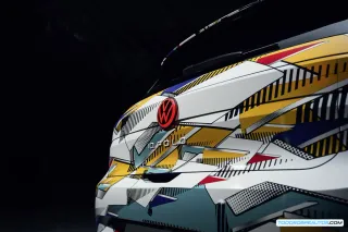 Imagen comparativa del VW Polo clásico y el VW ID. Polo 2026, o Logo Volkswagen con un diseño moderno.