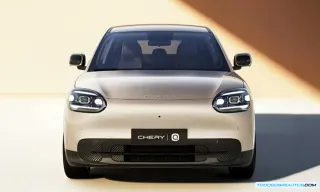 Interior del Chery QQ3, mostrando el tablero con las pantallas y el espacio interior.