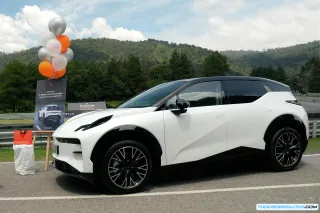 Detalles del diseño exterior del Zeekr X, mostrando sus colores vibrantes y estilo moderno.