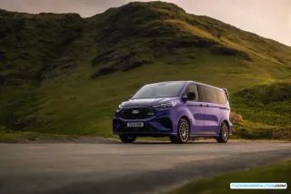 Imagen mostrando un ángulo diferente de la Ford E-Tourneo Custom MS-RT, destacando sus detalles de diseño.