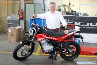 Primer plano de una motocicleta Rieju, destacando su diseño y calidad.