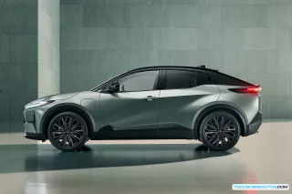 Primer plano de la parte delantera de un coche eléctrico