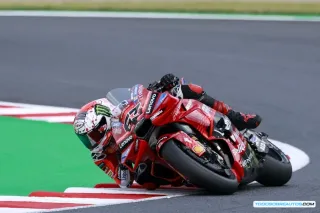 Pecco Bagnaia liderando la carrera en el circuito de Motegi
