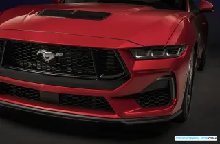Concepto visual de un Ford Mustang Híbrido en la carretera.
