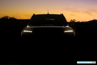 Teaser de la nueva Nissan Navara para Oceanía mostrando su diseño inspirado en la Mitsubishi L200/Triton.