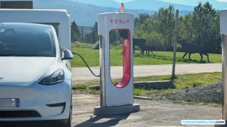 Tesla Model Y y caravana