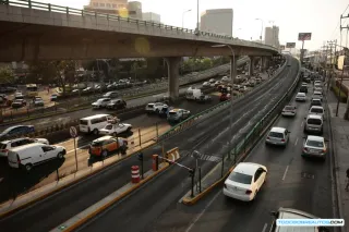 Imagen que representa vehículos y posiblemente la ciudad, ilustrando la conexión entre la NOM-163, la industria automotriz y la calidad del aire.