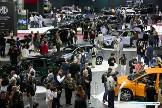 Primer plano del logo de una marca china de automóviles, resaltando su identidad visual.