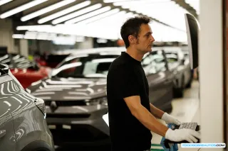 Coches Híbridos en una linea de producción de una fabrica en España.