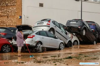 Vehículos cubiertos de barro tras la inundación en Valencia