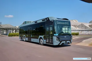 Primer plano de un autobús eléctrico BYD en Barcelona, mostrando su diseño moderno y la integración con el entorno urbano.