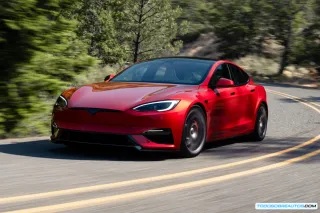 Tesla Model S Rojo