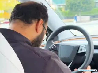 Conductor de Robotaxi Tesla durmiendo al volante.