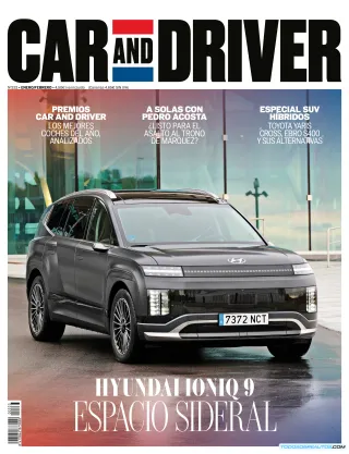 Vista detallada de la portada de Car and Driver número 333 con enfoque en el Hyundai Ioniq 9