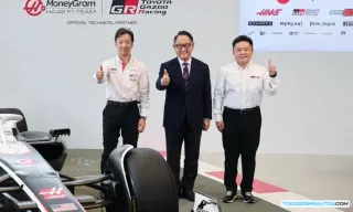 Fotografía de un piloto de Toyota Gazoo Racing realizando pruebas en el simulador de Banbury utilizado en la colaboración con Haas F1 Team, mostrando la tecnología compartida.