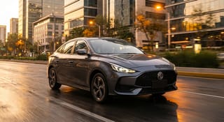 MG GT 2026 Facelift en movimiento por avenida de Ciudad de México, mostrando su nuevo diseño frontal agresivo con parrilla hexagonal y faros LED en forma de garra