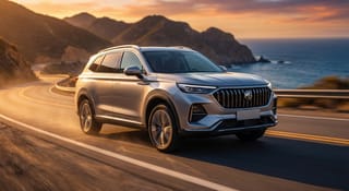 MG RX9 2026 de color plata conduciendo por una carretera panorámica mexicana, mostrando su diseño exterior imponente y dinámico.