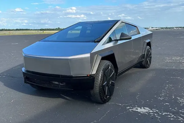 Tesla Cybertruck Plateado