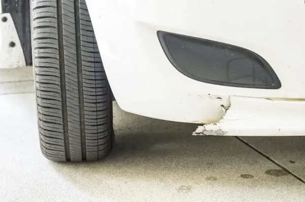 ¡Plástico de Auto Desprendido? 😱 Descubre Cómo Pegarlo Como un Pro! 🚗