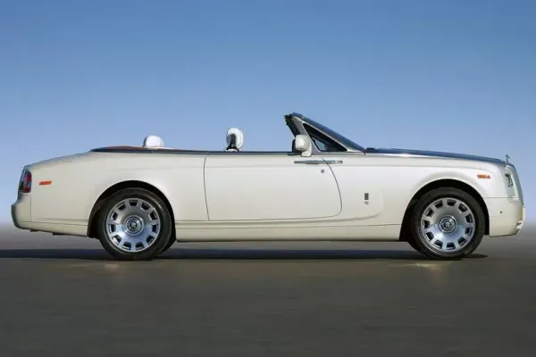 ¡Rolls Royce Phantom Drophead Coupé 2013: El convertible que te hace sentir como la realeza! 👑