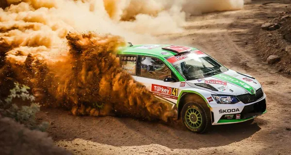 ¡La Lancia Delta Integrale: Una Leyenda del Rally que Renace como un Auto de Calle! 💨 🏆