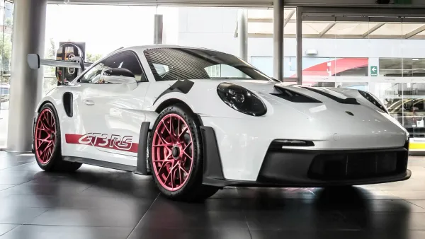 50 Años del Porsche 911 Carrera RS 2.7: Una Leyenda que Sigue Rugiendo 🏎️