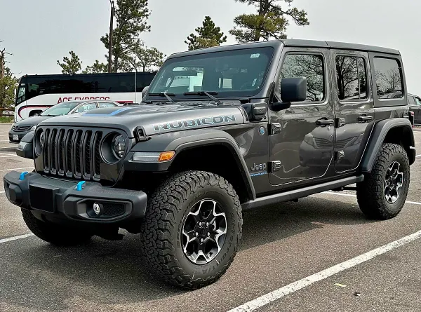 🚗💨 ¿Puede un Jeep resistir un tirón de 155,000 libras? ¡Experimento épico!