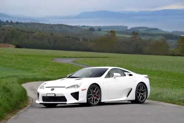 Lexus LFA 2013: El Rugido del León Un Milagro de la Ingeniería Automotriz