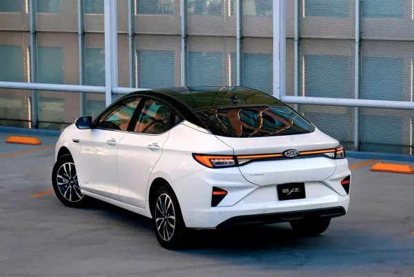 Cómo elegir entre el JAC E-Sei4 Pro y el JAC E-J7: Autos eléctricos chinos en México