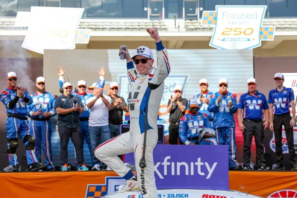 ¡Victoria Imposible! Connor Zilisch Gana la Xfinity COTA 2025 Tras Penalización y Choque con su Chevy #88
