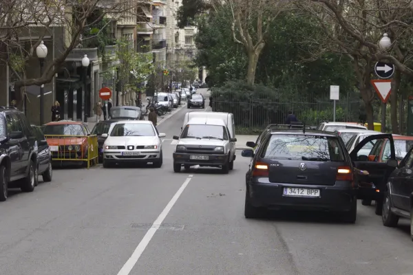 ¿Aparcar en Doble Fila Está Permitido Si Me Bajo Solo Un Minuto? Lo Que Dice la Ley
