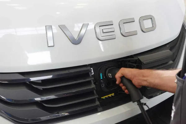 IVECO se Electrifica: Stellantis Pro One Fabricará sus Nuevas Furgonetas Eléctricas para 2026 - Análisis y Novedades