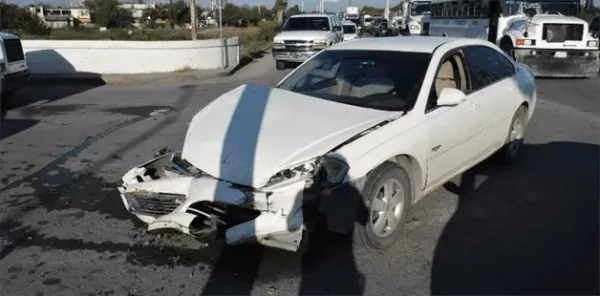 Video Impactante: Chevy Impala Destrozado Sufre Doble Impacto en Autopista - Análisis de Seguridad Vial