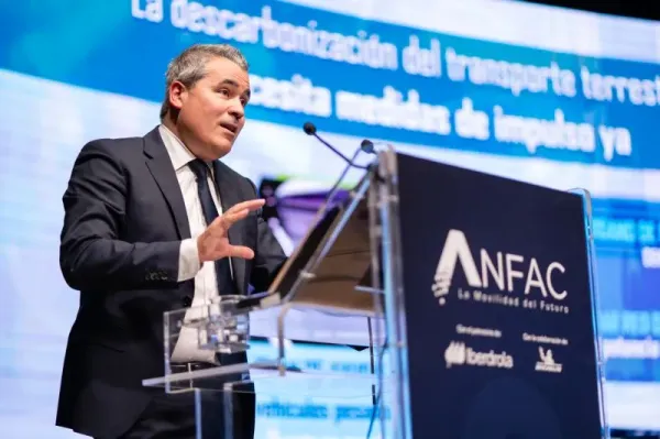 Anfac Impulsa la Descarbonización: ¿Un Nuevo Plan Moves para Camiones y Autobuses Eléctricos en 2025?