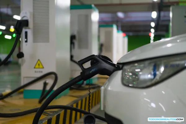 Coches Eléctricos Prohibidos: ¿Riesgo de Incendio? Países y Hospitales Restringen su Acceso