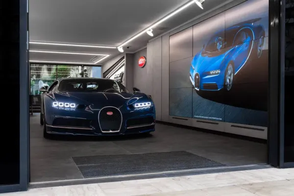 Descubre el Paraíso Oculto de Supercoches en París: Un Garaje Lleno de Joyas Automotrices