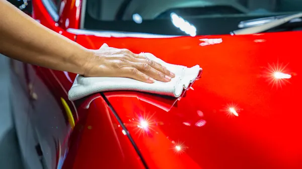 Trucos Expertos: Cómo dar Brillo Profesional a la Carrocería de tu Coche con un Barniz Autonivelante