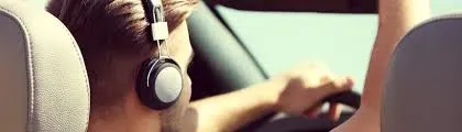 ¿Multa Segura? El Peligroso Hábito al Volante con Auriculares Que Podría Costarte Caro
