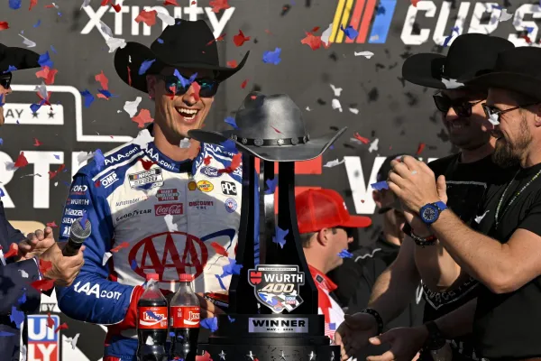 Joey Logano Domina el Caos en Texas: Victoria y Análisis de la Carrera NASCAR Cup 2025