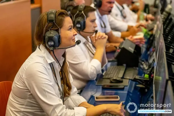 Claire Dubbelman: La Primera Mujer en Obtener la Superlicencia de Director de Carrera de la FIA | Rompiendo Barreras en la F1