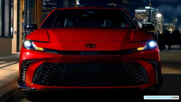 Toyota Camry Nightshade Edition 2026: El Sedán Híbrido Deportivo con Estilo Blackout