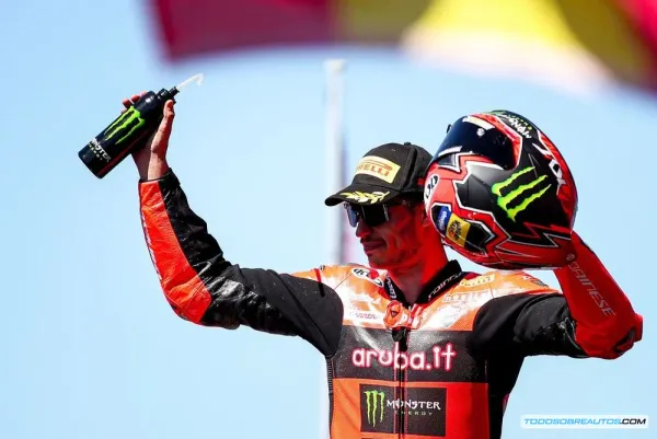WSBK Cremona 2025: Bulega Domina la Carrera 1, Toprak Segundo, Bautista en el Podio