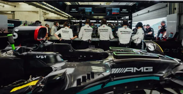 Análisis F1: Sainz Revela los Desafíos de Hamilton en Ferrari - Adaptación, Leclerc y Presión