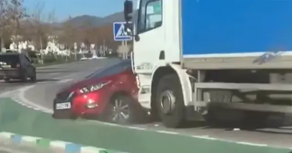Camión Arrastra Coche en Rotonda de Ibiza: ¿Error del Conductor o Punto Ciego Peligroso? Análisis y Reacciones