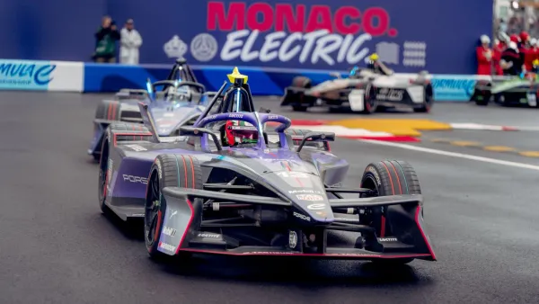 Fórmula E Mónaco 2025: Oliver Rowland Domina Bajo la Lluvia y se Lleva la Pole - Crónica Completa