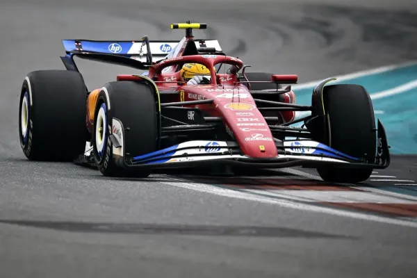 Hamilton Revela el Sarcasmo Detrás de sus Comentarios a Ferrari en el GP de Miami 2025: ¿Estrategia o Frustración?