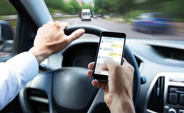 ¿Fumar al Volante? Lo que Debes Saber Sobre la Ley y las Multas de la DGT